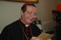 Vatikano valstybės valdytojas, antras po popiežiaus žmogus, kardinolas Giovani Lajola priima dovanas iš Lietuvos.