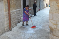 Italija, Bari. Miestai bna vars, kai j gyventojai gatves plauna kaip savo nam grindis.